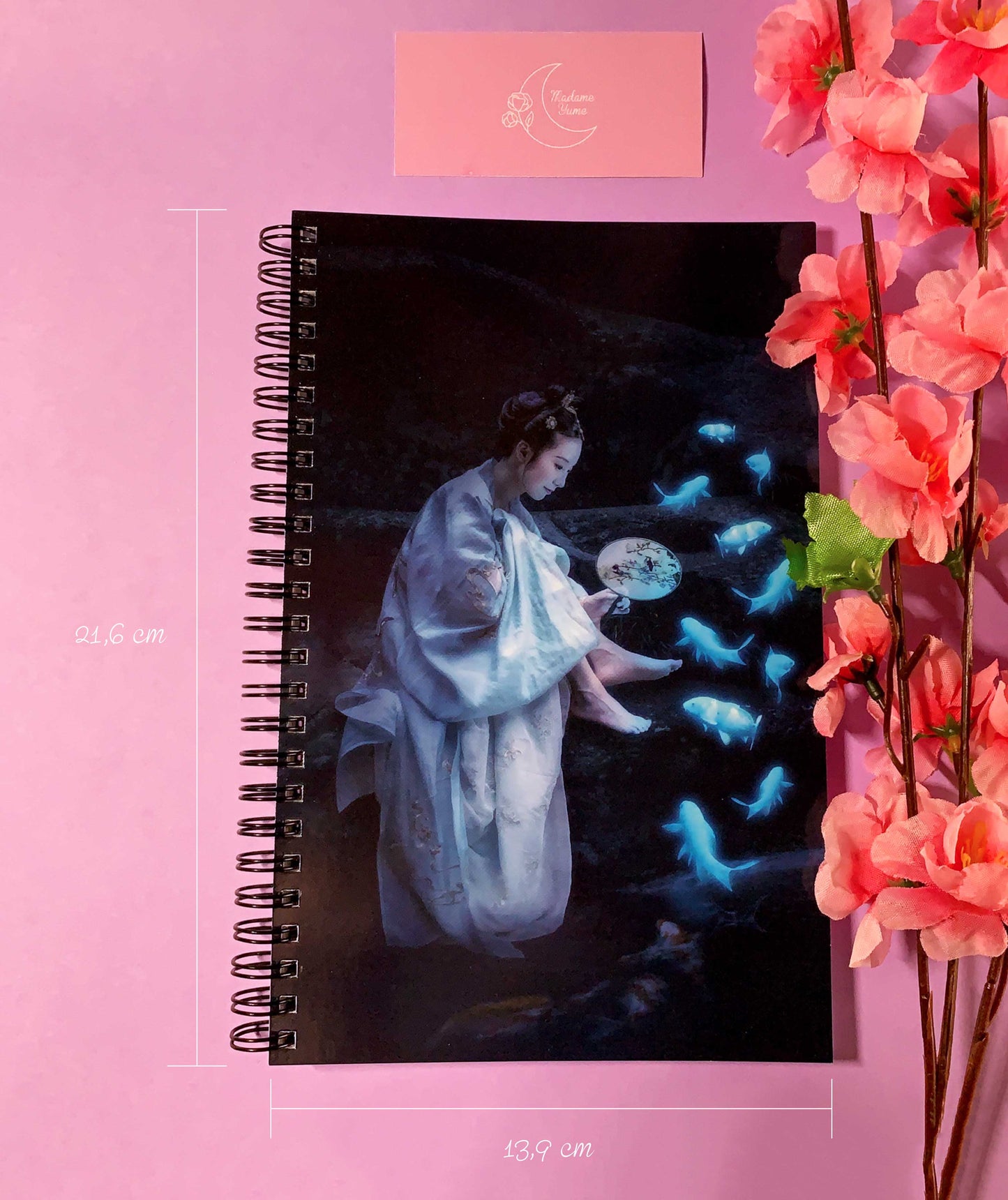 Quaderno spiralato con ragazza cinese e carpe koi luminescenti