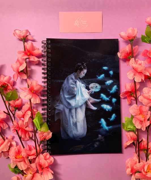 Quaderno spiralato con ragazza cinese e carpe koi luminescenti